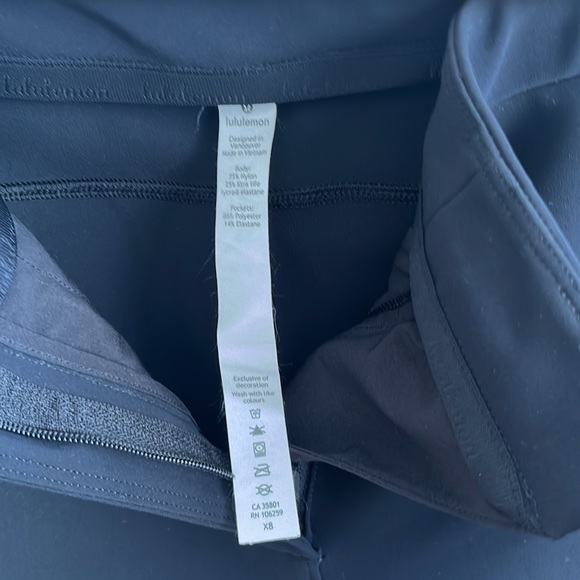 Lululemon black zipper and button closure pants with zippered pockets size 6 - Picture 5 of 8